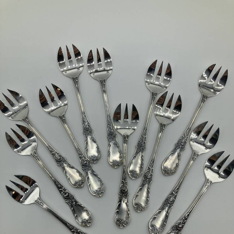 12 fourchettes à huitres en métal argenté, uniplat moderniste